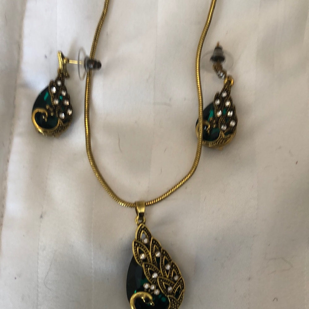 Stunning necklace and earrings, gold tone chain,